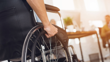 Το πρόγραμμα Προσωπικός Βοηθός ενισχύεται με 34,8 εκατ. ευρώ από το ΕΣΠΑ