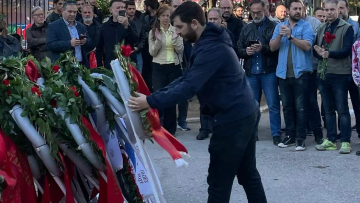 «Πόρτα» από νεολαία ΣΥΡΙΖΑ σε Κασσελάκη – Κατέθεσαν στεφάνι χωρίς εκείνον