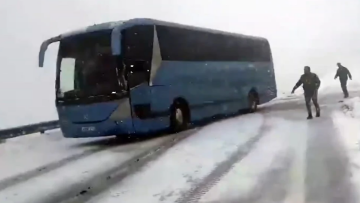 Κακοκαιρία «Bettina»: Απεγκλωβίστηκαν 45 επιβάτες λεωφορείου - Είχε ακινητοποιηθεί για 1,5 ώρα στο χιονοδρομικό του Καϊμακτσαλάν