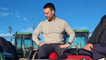 ΝΔ για τον Κασσελάκη στο τρακτέρ: Οι αγρότες θυμούνται πολύ καλά την τετραετία του ΣΥΡΙΖΑ