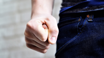 Άργος: Βίαιος και με σκοτεινό παρελθόν ο άνδρας που χτύπησε τη γυναίκα του με σίδερο και την περιέλουσε με χλωρίνη