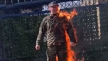 Πέθανε ο Αμερικανός στρατιωτικός που αυτοπυρπολήθηκε έξω από την πρεσβεία του Ισραήλ στην Ουάσινγκτον