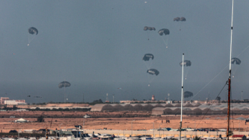 Έγιναν οι πρώτες ρίψεις ανθρωπιστικής βοήθειας από τις ΗΠΑ στη Γάζα - Πεθαίνουμε από την πείνα, μαρτυρούν οι κάτοικοι