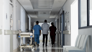 Τι αλλάζει στην Υγεία: Ιδιωτικά ιατρεία για τους γιατρούς στο ΕΣΥ - Εμβόλια Covid στα φαρμακεία, χρεώσεις 1 και 3 ευρώ για διαγνωστικές εξετάσεις