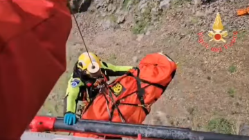 Τζάνε: Καρέ-καρέ η στιγμή που τον ανασύρουν από γκρεμό σε ερειπωμένη πόλη της Ιταλίας