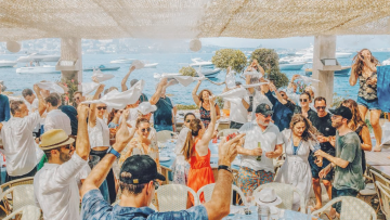 Νέα deals στη Μύκονο - Η χρυσή «Σπηλιά», η έλευση του «La Guerite» από τις Κάννες και  το μυστήριο με την Φτελιά 