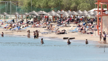 Καιρός: Στις παραλίες της Αττικής ξεχύθηκε κόσμος λόγω των υψηλών θερμοκρασιών - 30άρια και την Κυριακή