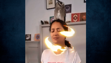 Σάλμα Χάγιεκ: Κάνει διαλογισμό με μια κουκουβάγια στο κεφάλι - Δείτε βίντεο