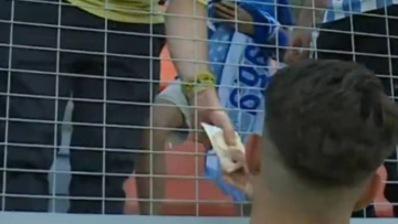 Απίστευτο σκηνικό στην Ισπανία - Ποδοσφαιριστής της Μάλαγα ... χάρισε φανέλα σε οπαδό και πήρε 50 ευρώ - Βίντεο