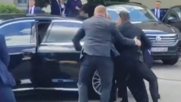 Δείτε βίντεο: Η στιγμή που ο τραυματίας Σλοβάκος πρωθυπουργός φυγαδεύεται από το σημείο της επίθεσης