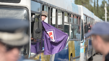 Τελικός Conference League: Ξεκίνησαν τα λεωφορεία με τους «βιόλα»,  μικρή εστία φωτιάς στο ΟΑΚΑ - Δείτε φωτογραφίες