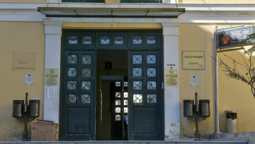 Δίωξη για κακούργημα σε βάρος του γνωστού ποινικολόγου για τον ξυλοδαρμό της συζύγου του  άσκησε ο εισαγγελέας - Κρατείται στη ΓΑΔΑ