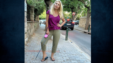 Ελένη Μενεγάκη: Έβγαλε βόλτα τον σκύλο της και πόζαρε στην κάμερα 