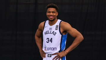 Γιάννης Αντετοκούνμπο: Αποκάλυψε τη νέα εμφάνιση της Εθνικής -  To «ΟΛΟΙ ΜΑΖΙ» γραμμένο στη φανέλα - Φωτογραφίες 