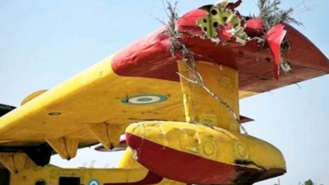 Φωτογραφία-ντοκουμέντο: Το σπασμένο φτερό του Canadair που χτύπησε σε δέντρο στη φωτιά της Ναυπακτίας