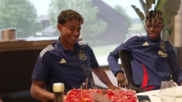 Έσβησε κεράκια στην τούρτα για τα 17α γενέθλιά του και ευχήθηκε ο Γιαμάλ: Ως δώρο θέλω να κερδίσω την Αγγλία - Βίντεο 