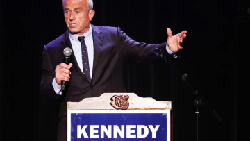 O Ρόμπερτ Κένεντι τζούνιορ συναντήθηκε με τον Τραμπ και διαμηνύει πως δεν αποσύρει την υποψηφιότητά του