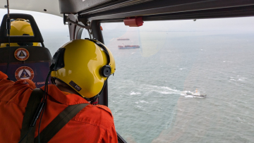 Δεξαμενόπλοιο με 1,4 εκατ. λίτρα πετρελαίου αναποδογύρισε και βυθίστηκε ανοιχτά της Μανίλας