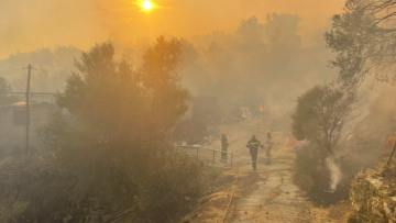 Χωρίς ενεργό μέτωπο η μεγάλη φωτιά στο νότιο Ρέθυμνο - Μάχη των πυροσβεστών με διάσπαρτες εστίες