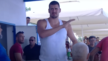 Νίκολα Γιόκιτς: Χαλαρός με τη μπυρίτσα του σε ιπποδρομίες, αμέσως μετά την επιστροφή από το Παρίσι - Δείτε βίντεο