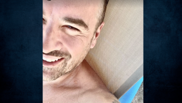 Γιάννης Αϊβάζης: Δηλώνει χαρούμενος με selfie από την παραλία