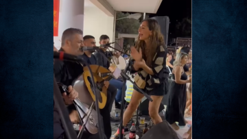 Δέσποινα Βανδή: Τραγούδησε σε κρητικό γλέντι
