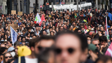 Γαλλία: Χιλιάδες διαδήλωσαν ενάντια στον διορισμό του Μπαρνιέ - Είναι «πραξικόπημα» του Μακρόν, λένε