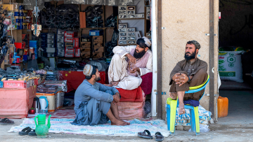 Αφγανιστάν: Οι δρακόντειοι νόμοι των Ταλιμπάν «αγγίζουν» πλέον και τους άνδρες - «Αφήστε γένια, μην φοράτε τζιν, μην κοιτάτε άλλες γυναίκες»