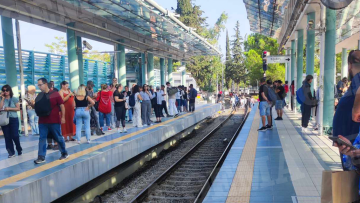 ΗΣΑΠ:  Φωτιά κάτω από συρμό του ηλεκτρικού στη Νερατζιώτισσα - Περπάτησαν στις γραμμές για να φτάσουν στο σταθμό οι επιβάτες
