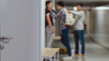 Βία ανηλίκων: Συμπλοκές, μαχαίρια, ληστείες και... ξύρισμα με φαλτσέτα - Ανησυχητικές διαστάσεις παίρνει το φαινόμενο