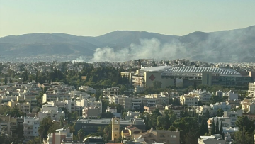 Υπό έλεγχο μερικό τέθηκε η φωτιά σε ξερόχορτα στη λεωφόρο Δημοκρατίας στο δήμο Αχαρνών