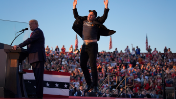 Έλον Μασκ: Έκλεψε την παράσταση στην προεκλογική ομιλία του Τραμπ στην Πενσυλβάνια 