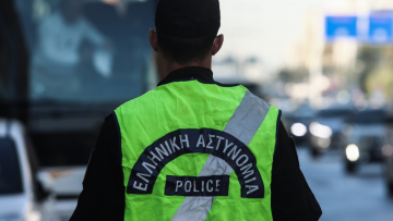 Σοβαρό τροχαίο με τραυματία στις Αφίδνες - Αυξημένη κίνηση στο ρεύμα προς Αθήνα μετά από ανατροπή οχήματος