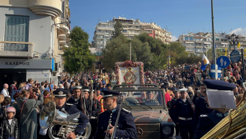 Σε κλίμα κατάνυξης η λιτανεία για τον Άγιο Δημήτριο στη Θεσσαλονίκη - Δείτε βίντεο και φωτογραφίες