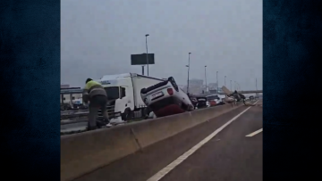 Πλημμύρες στην Ισπανία: «Νεκροταφείο» αυτοκινήτων οι δρόμοι στη Βαλένθια - Δείτε βίντεο