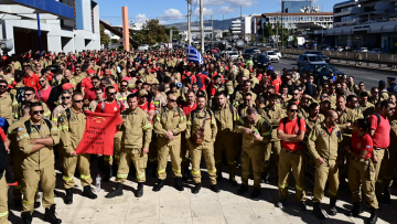 Διαμαρτυρία εποχικών πυροσβεστών έξω από το υπουργείο Πολιτικής Προστασίας - Ζητούν να καλυφθούν τα 4.000 οργανικά κενά