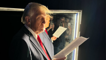 Εκλογές ΗΠΑ 2024: Η viral φωτογραφία με τον Τραμπ να διαβάζει τη νικητήρια ομιλία του