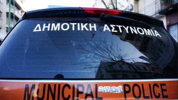Θεσσαλονίκη: Πρόστιμο 500 ευρώ σε δημότη που πέταξε ογκώδη αντικείμενα σε πεζοδρόμιο