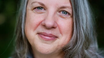 «Ο πατέρας μου με πούλησε για σεξ σε φορτηγατζήδες»: Η σπαρακτική αφήγηση της συγγραφέως Κέιτ Πράις για τον εφιάλτη που ζούσε μέχρι την ηλικία των 12 ετών

