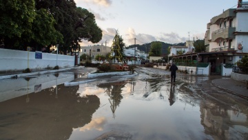 Καιρός: Εξασθενεί σήμερα η κακοκαιρία  «Bora», έρχεται νέο βαρομετρικό χαμηλό με βροχές και καταιγίδες - Πού θα «χτυπήσουν» 