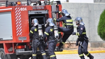 Kίνηση στους δρόμους: Αυτοκίνητο πήρε φωτιά στο ύψος της Δουκίσσης Πλακεντίας στο Χαλάνδρι 