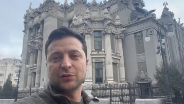 Εισβολή στην Ουκρανία: «Fake news ότι καταθέτουμε τα όπλα, είμαστε εδώ, υπερασπιζόμαστε την Ουκρανία» λέει ο Ζελένσκι