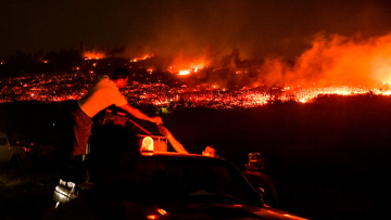 Διεθνή ΜΜΕ για τη μεγάλη φωτιά στην Πεντέλη: Σύννεφα μαύρου καπνού υψώνονται στον αττικό ουρανό 