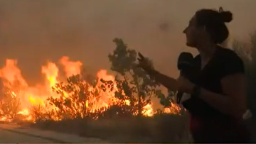 Φωτιά στην Πεντέλη: Δημοσιογράφος ξεφεύγει τελευταία στιγμή από τις φλόγες 