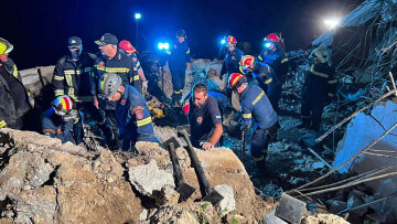 Κρήτη: Βράχος καταπλάκωσε ενοικιαζόμενα δωμάτια - Σκοτώθηκε μητέρα, σώθηκαν πατέρας και παιδί
