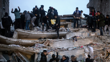Σεισμός στην Τουρκία: Στους 912 οι νεκροί από τα 7,8 Ρίχτερ - Κατέρρευσαν 2.800 κτήρια