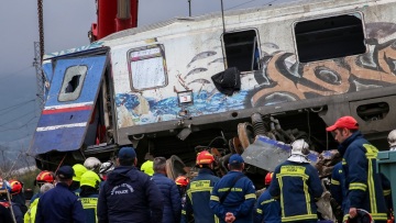 Σύγκρουση τρένων στη Λάρισα: «Ήταν 15 χρονών, το καταλαβαίνετε;» - Ξέσπασε νεαρός που έχασε πατέρα και αδερφό
