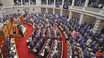 Η νέα οκτακομματική Βουλή έχει 100 «πρωτάκια», 67 γυναίκες και ηχηρές απουσίες
