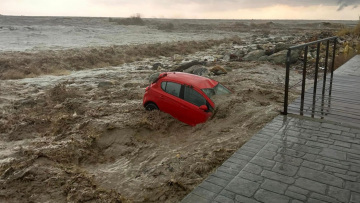 Κακοκαιρία Daniel: Πάνω από 1,5 μ. η στάθμη του νερού στον Άγ. Ιωάννη Πηλίου - Αυτοκίνητα χάνονται μέσα στα κύματα