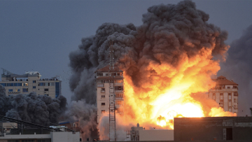 Η αεροπορία του Ισραήλ επιτέθηκε στον Πύργο της Παλαιστίνης στη Γάζα - Δείτε βίντεο